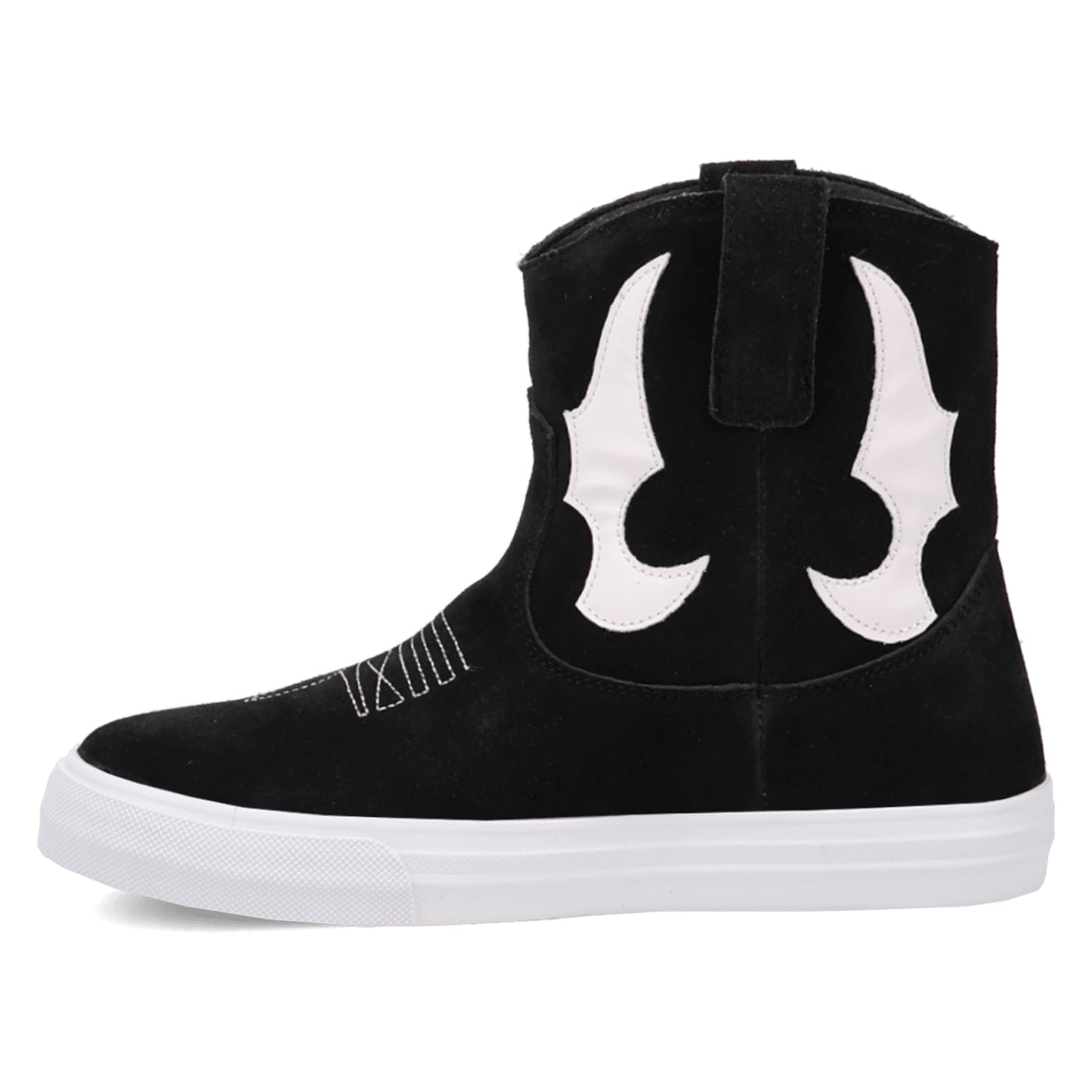 PRODUCT SHOT OLLIE SNEAKER AT 135 DEGREE OUTSIDE ANGLE