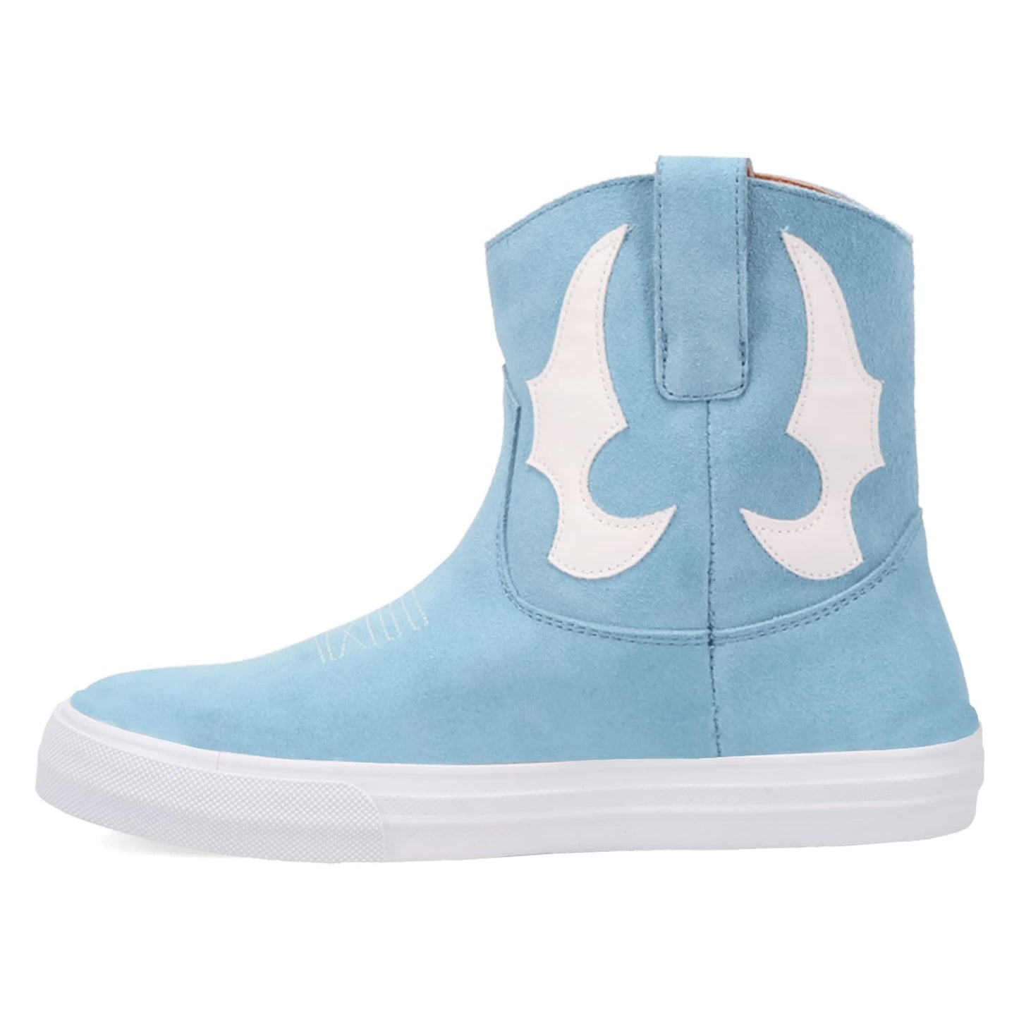 PRODUCT SHOT OLLIE SNEAKER AT 135 DEGREE OUTSIDE ANGLE