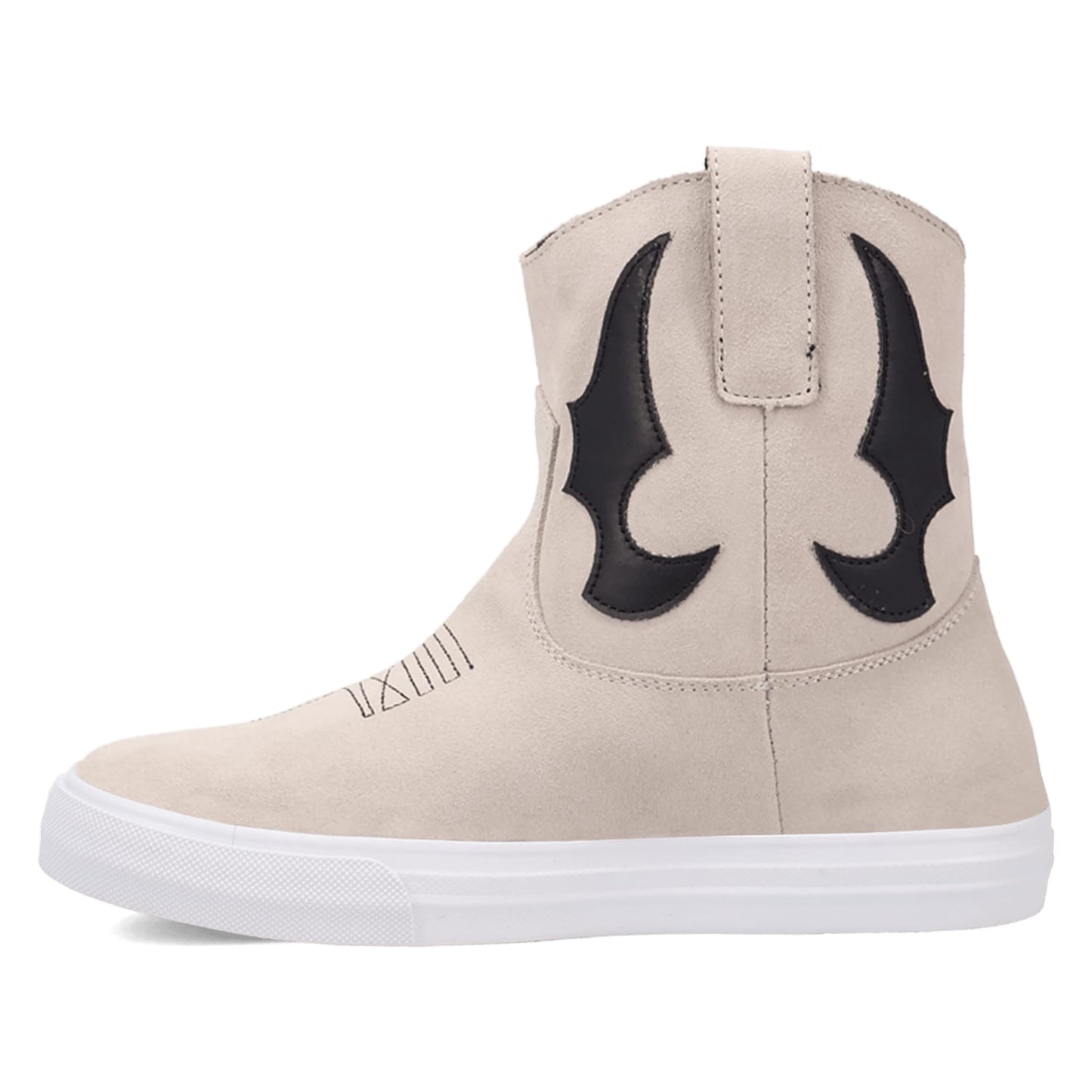 PRODUCT SHOT OLLIE SNEAKER AT 135 DEGREE OUTSIDE ANGLE