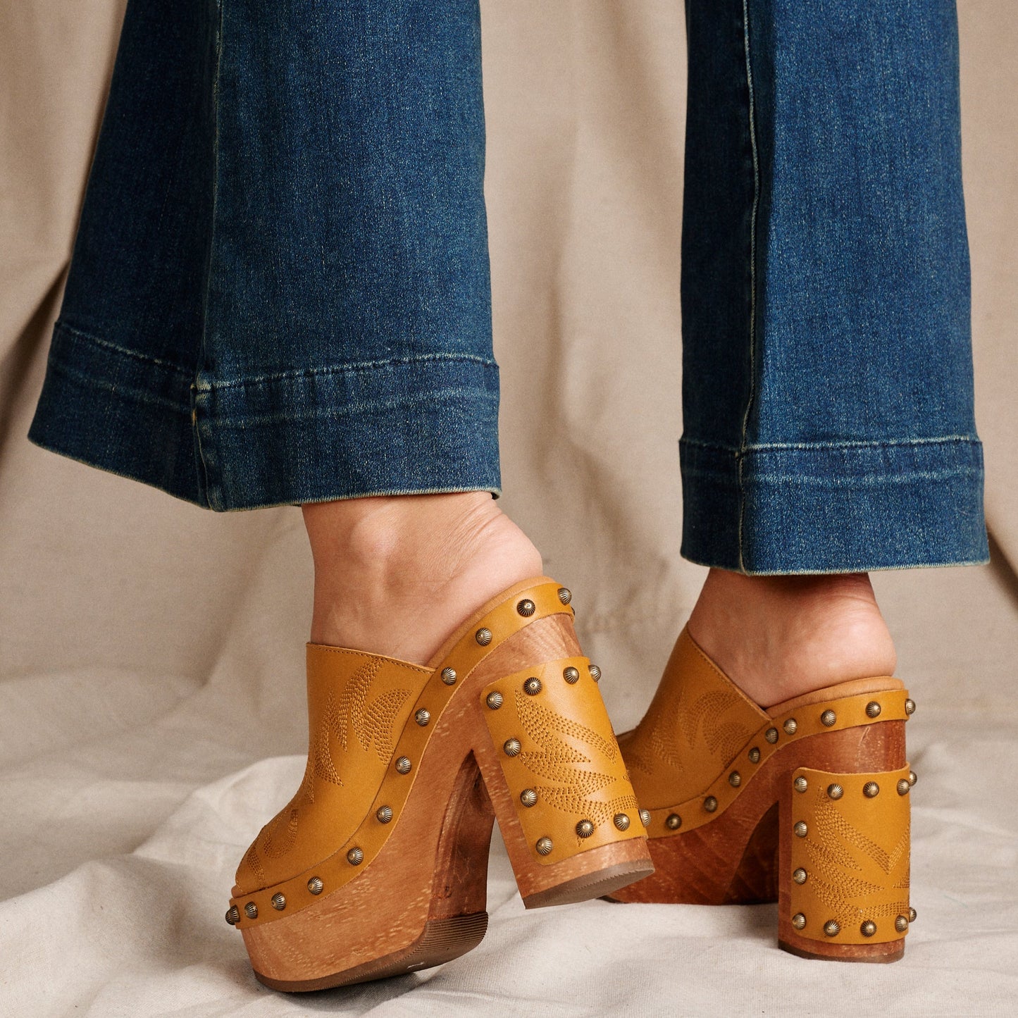 FREE SPIRIT WOODEN SANDAL - Dingo1969