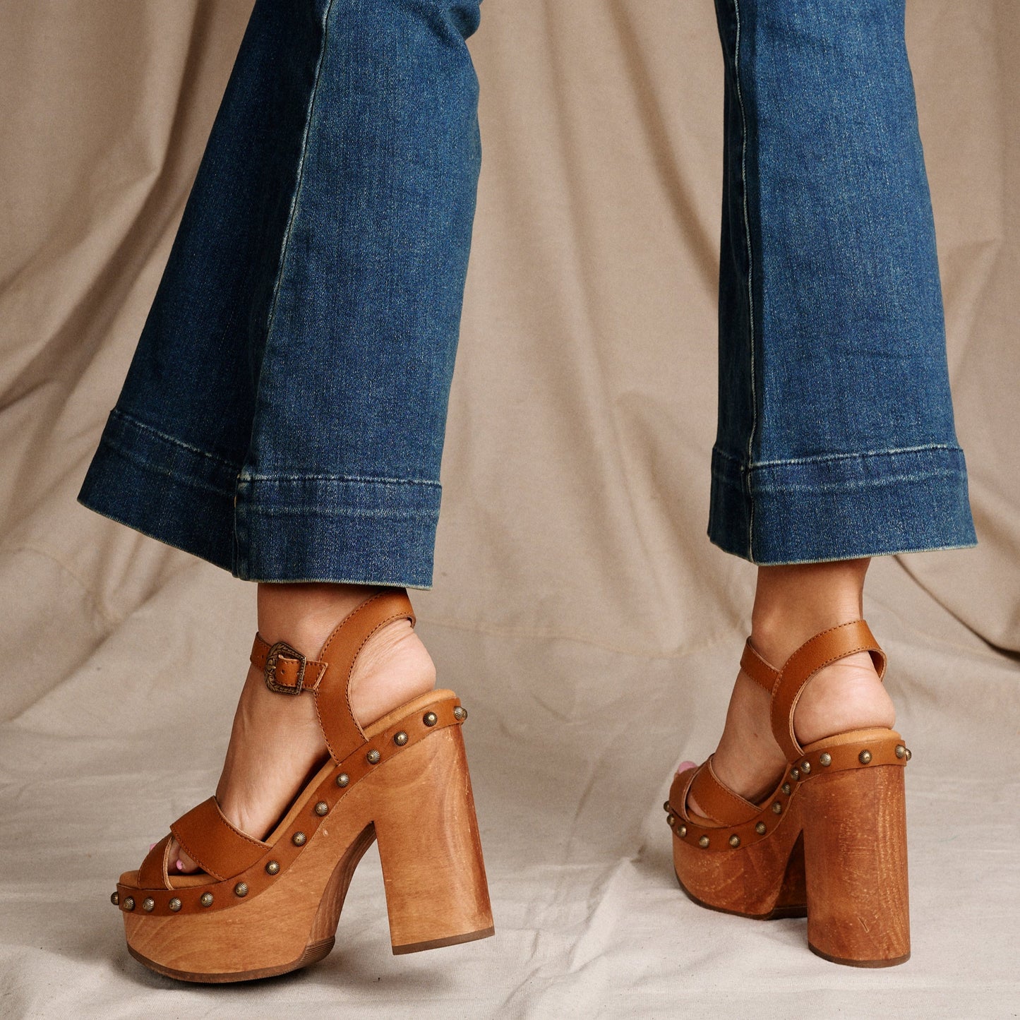 LOTUS WOODEN SANDAL - Dingo1969