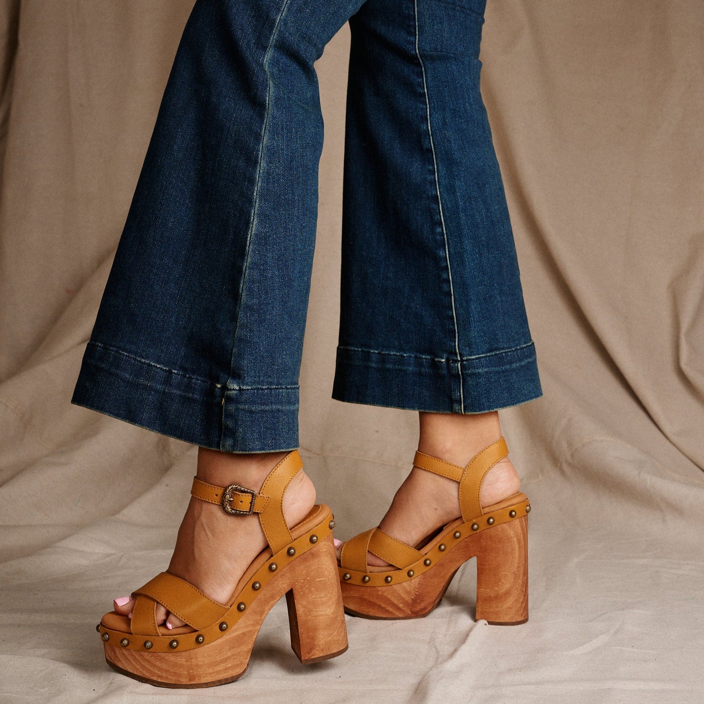 LOTUS WOODEN SANDAL - Dingo1969