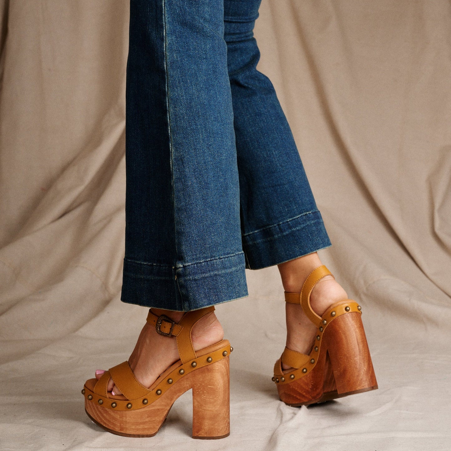LOTUS WOODEN SANDAL - Dingo1969