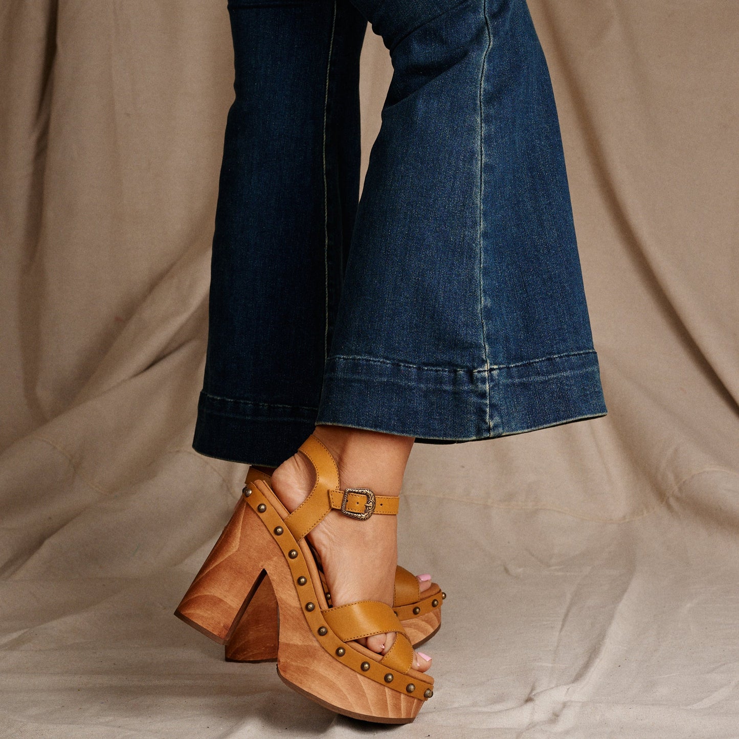 LOTUS WOODEN SANDAL - Dingo1969