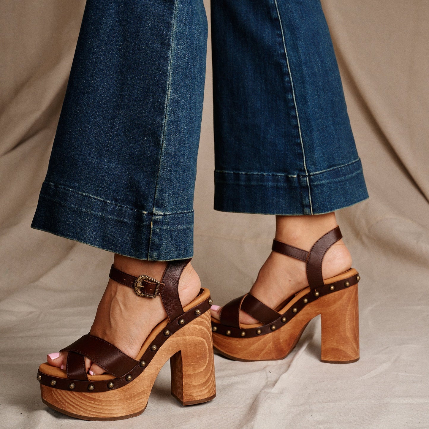 LOTUS WOODEN SANDAL - Dingo1969