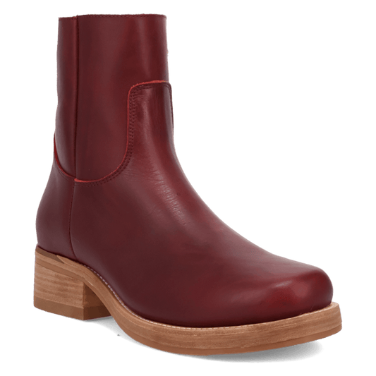 PRODUCT SHOT BANNER LEATHER BOOT AT 45 DEGREE ANGLE