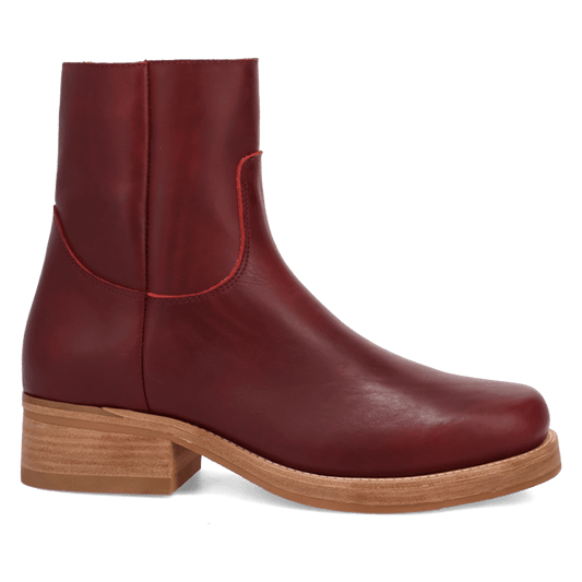 PRODUCT SHOT BANNER LEATHER BOOT AT 90 DEGREE INSIDE ANGLE