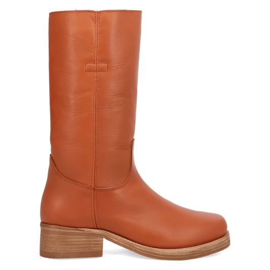 PRODUCT SHOT DUTTON LEATHER BOOT AT 90 DEGREE INSIDE ANGLE