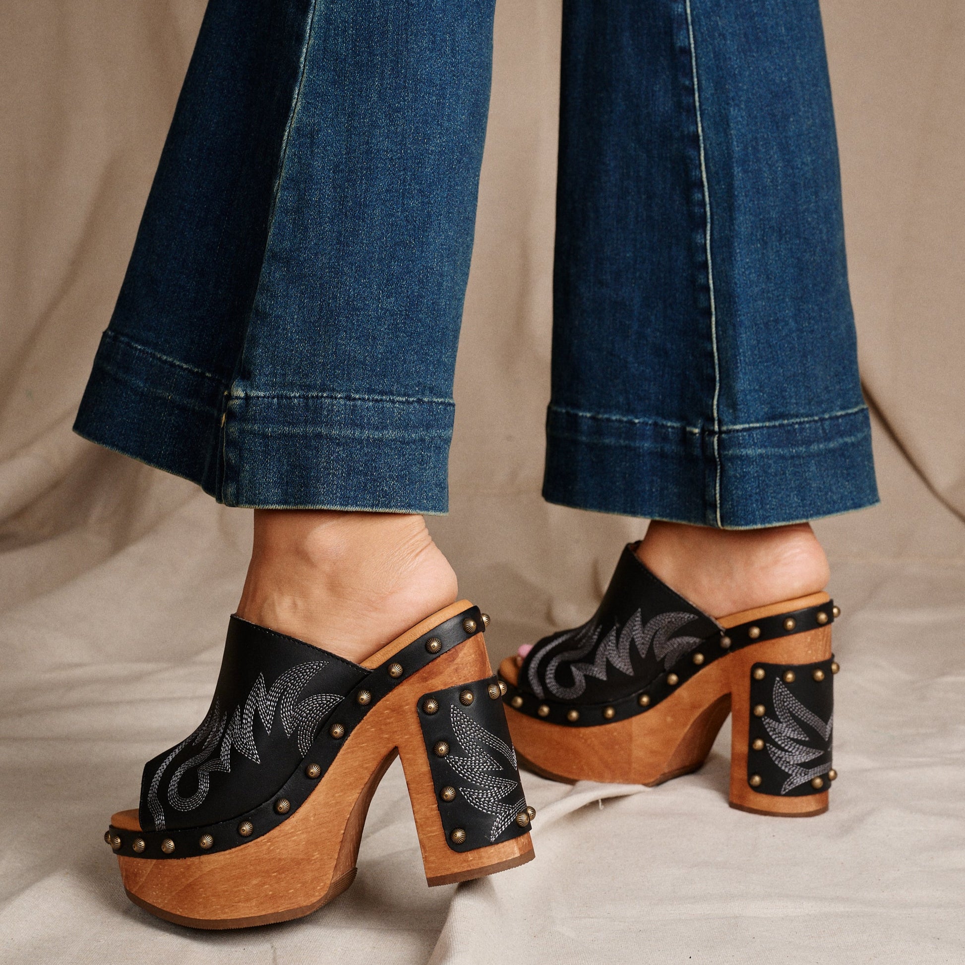 FREE SPIRIT WOODEN SANDAL - Dingo1969